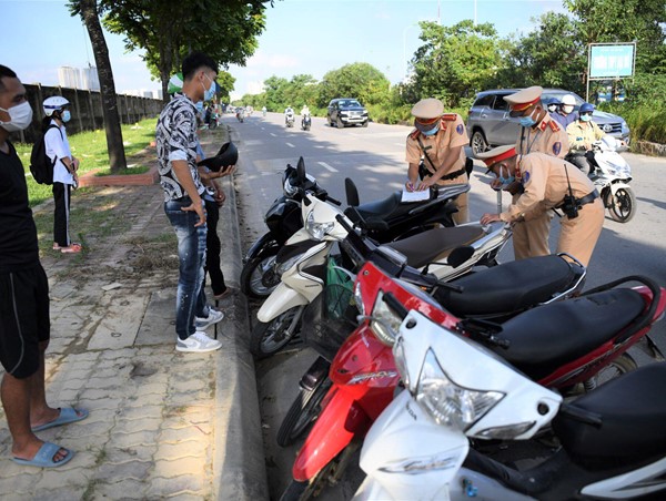 CSGT Hà Nội lập chốt, xử lý nghiêm mô tô đi vào Đại lộ Thăng Long