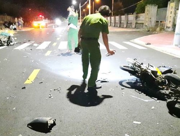 Hai xe máy va chạm trong đêm, 3 người thương vong