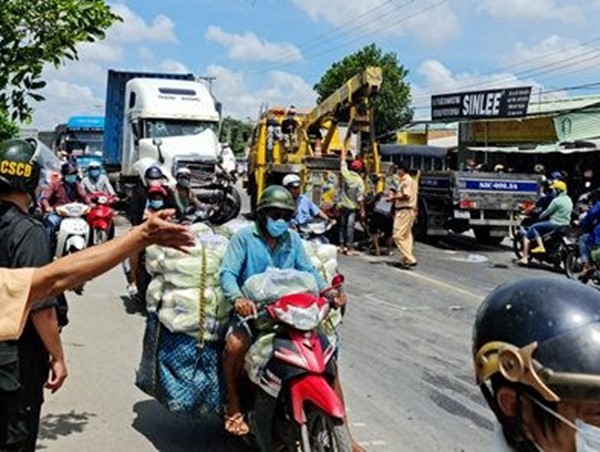 CSGT dùng xe đầu kéo chặn bắt tài xế “xe điên” trên quốc lộ 1