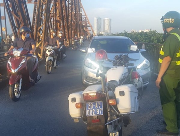 Phạt 45 triệu đồng tài xế say rượu, gây náo loạn trên cầu Long Biên