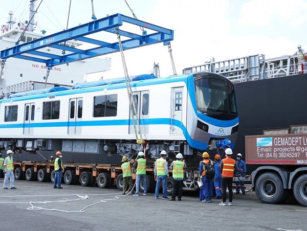 Thêm 2 đoàn tàu metro số 1 về đến TP Hồ Chí Minh