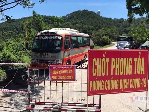 Dùng xe buýt chống nóng cho các chốt phòng dịch tại TP Vinh