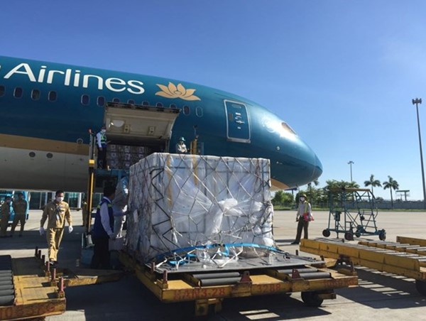 Vietnam Airlines vận chuyển an toàn 500.000 liều vaccine về Hà Nội