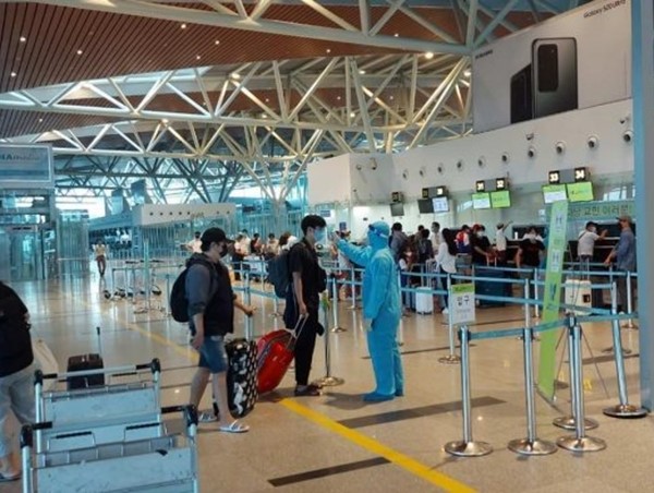 Sân bay Đà Nẵng phân luồng khách từ Hà Nội và TP Hồ Chí Minh