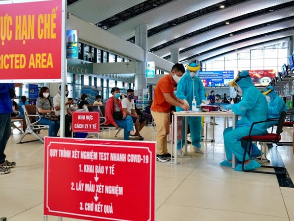 Xét nghiệm nhanh Covid-19 cho hành khách tại sân bay Nội Bài