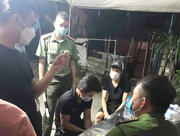 Từ chiếc xe không biển kiểm soát qua chốt kiểm dịch…