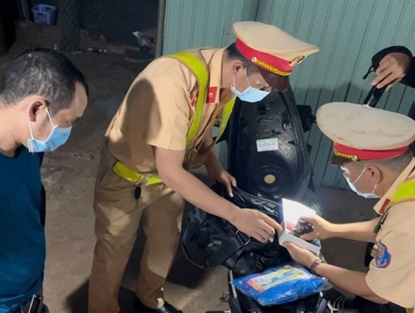 CSGT từ chối nhận hối lộ 100 triệu đồng của đối tượng tàng trữ súng