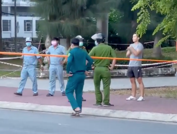 Thanh niên thản nhiên tập thể dục trước mặt lực lượng chức năng khi đang giãn cách