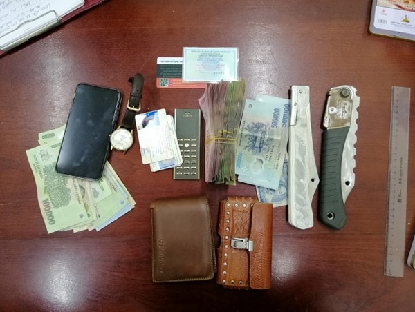 Chặn xe đang lưu thông, giả danh cảnh sát để trộm tài sản 