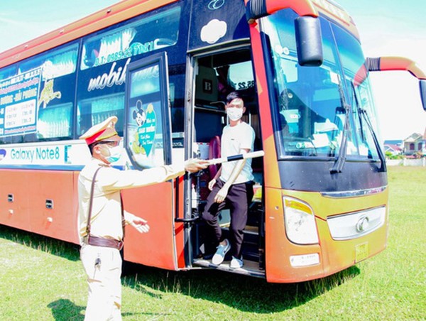 Phát hiện xe khách chở 20 người về từ vùng dịch trốn khai báo