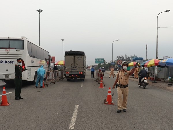 Lên phương án vận chuyển người từ khu vực áp dụng Chỉ thị 16 về địa phương