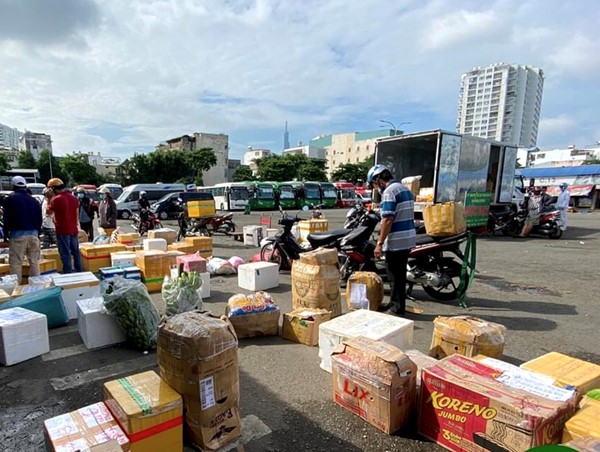 Xe vận chuyển hàng mau hỏng vào vùng dịch không cần dán Thẻ nhận diện