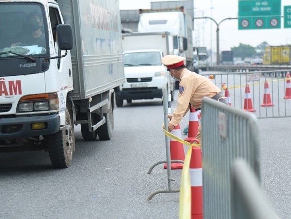 Ùn tắc dài tại chốt kiểm dịch cầu Phù Đổng 