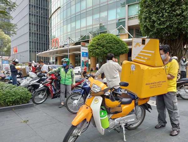 Thủ tục đăng ký dành cho nhân viên vận chuyển hàng hoá thiết yếu ở Hà Nội