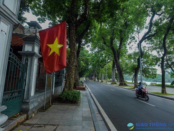 Những trường hợp nào được phép ra ngoài sau khi Hà Nội giãn cách xã hội 15 ngày?