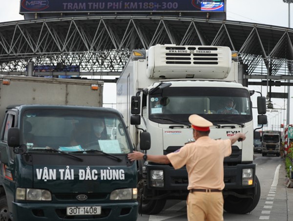  Tạo thuận lợi cho xe chở hàng hóa lưu thông qua khu vực giãn cách