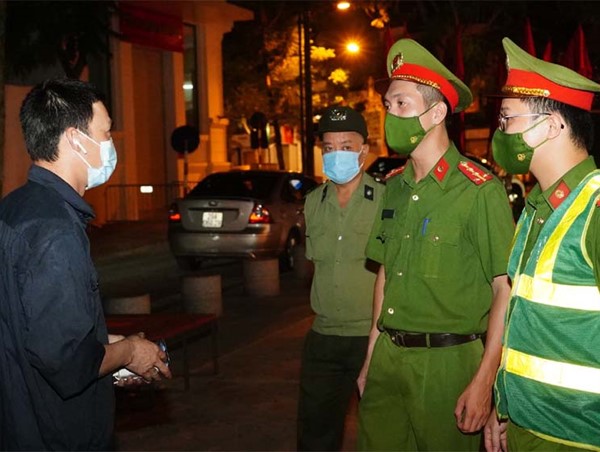 Hà Nội vắng lặng, yên bình đêm giãn cách xã hội