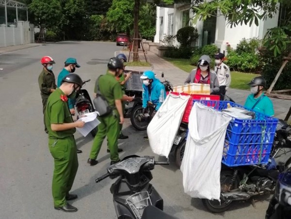 Hai vợ chồng sang phường khác đòi “thông chốt” kiểm dịch