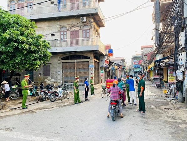 Kiểm soát nghiêm ngặt người và phương tiện lưu thông, đảm bảo đúng đối tượng, đúng nhiệm vụ 