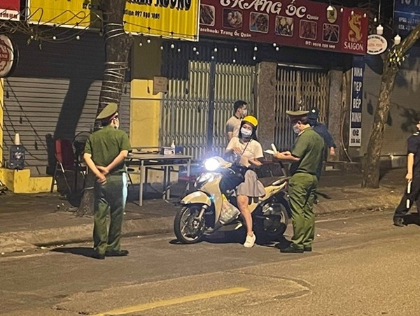 Ngày thứ 10 giãn cách xã hội, Hà Nội xử phạt hơn 1.000 trường hợp vi phạm 