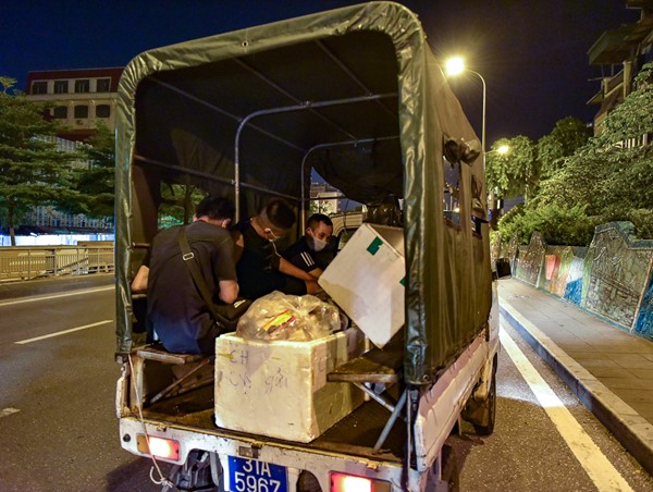 Phạt 6 triệu đồng 3 thanh niên mang giò chả vào khu phong toả bán kiếm lời