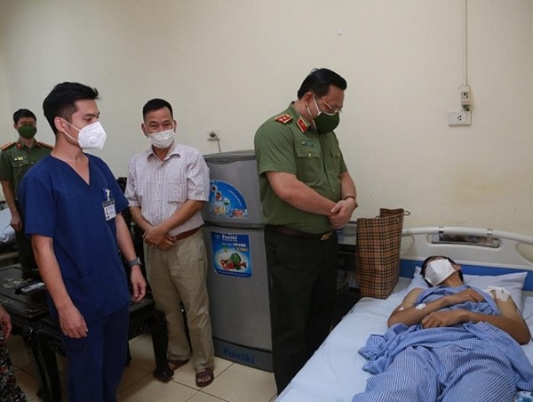 Giám đốc Công an Hà Nội thăm hỏi chiến sỹ bị thương khi làm nhiệm vụ tại chốt phòng, chống dịch