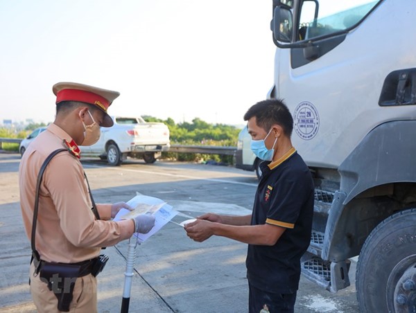 Hỗ trợ xét nghiệm lưu động cho tài xế chở hàng hóa ở Hà Nội, Hải Phòng