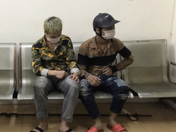 Chốt kiểm dịch phát hiện 2 nam thanh niên điều khiển xe máy tàng trữ ma túy