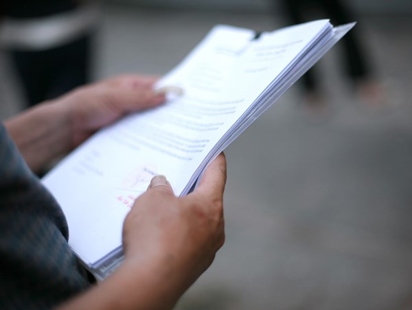 3 thanh niên mua 9 giấy đi đường ở tiệm cầm đồ để "thông" chốt kiểm dịch