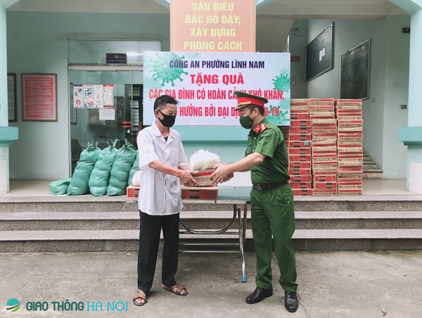 Công an phường Lĩnh Nam: Gửi tặng gạo, nhu yếu phẩm tới những người lao động, gia đình khó khăn