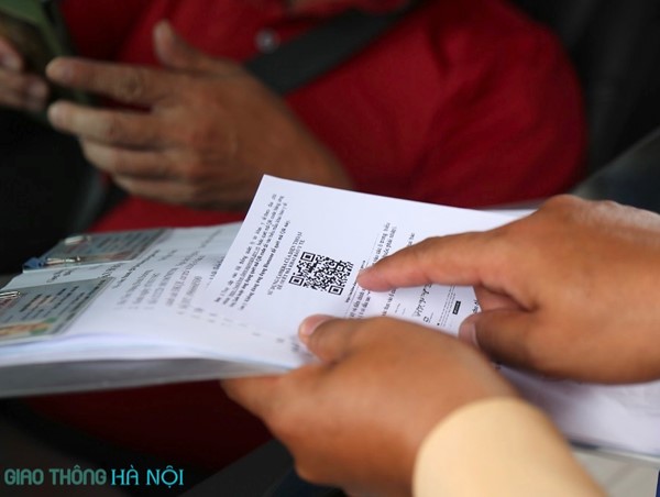 Cảnh sát giao thông triển khai kiểm soát người dân bằng phần mềm quản lý di biến động người ra vào vùng dịch