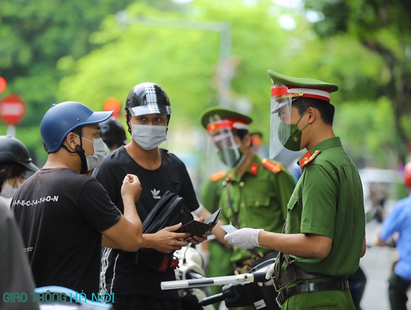 Hà Nội: Siết chặt kiểm tra phương tiện ra vào phố cổ, nhiều trường hợp quay đầu bỏ chạy