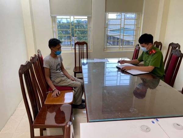 Hà Nội: Danh tính kẻ lăng mạ, cầm dao đuổi chém cán bộ chốt dịch Covid-19