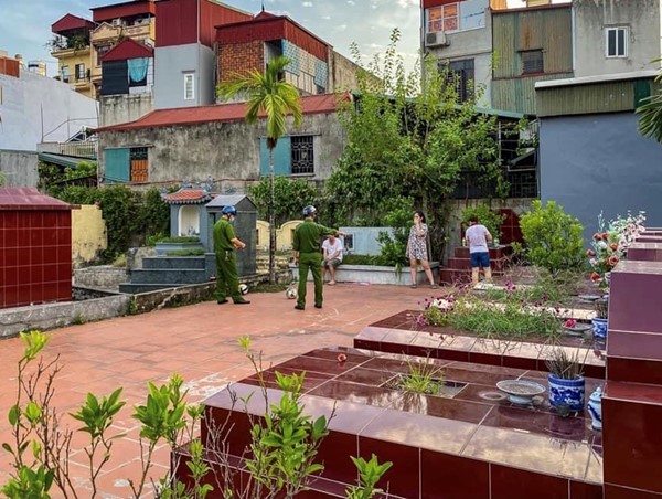 Hà Nội: Nhắc nhở nhóm người tập thể dục trong nghĩa trang