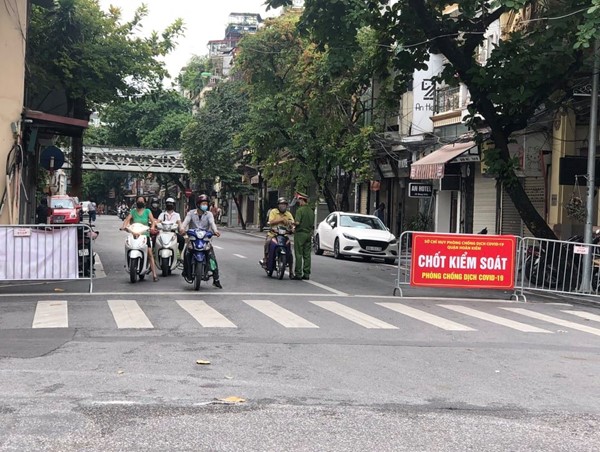 Hà Nội: Tổ Công tác đặc biệt ra quân tại chốt ngã tư Hàng Giấy - Hàng Đậu