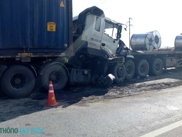 Xe ô tô đầu kéo va chạm mạnh trên Quốc lộ 5 cũ