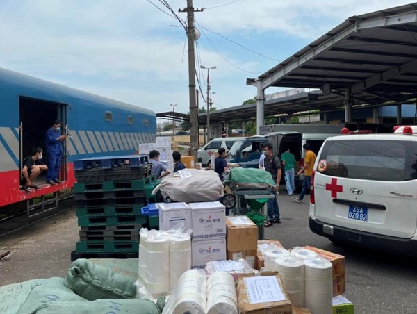 Đường sắt vận chuyển miễn phí gần 1.000 tấn hàng hóa vào miền Nam