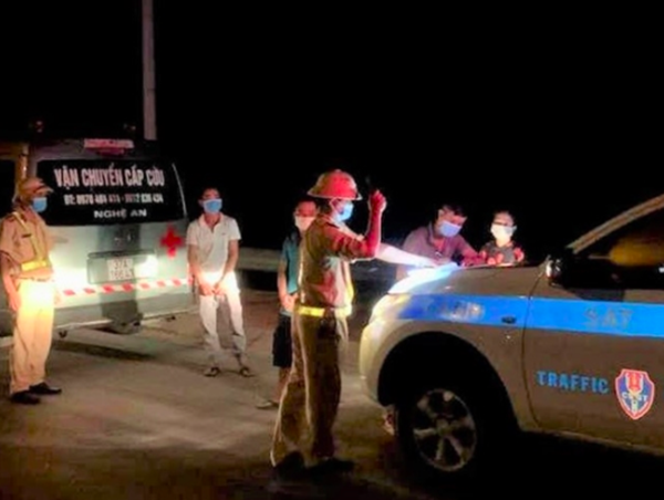 Xe cứu thương không chở bệnh nhân vẫn bật đèn ưu tiên