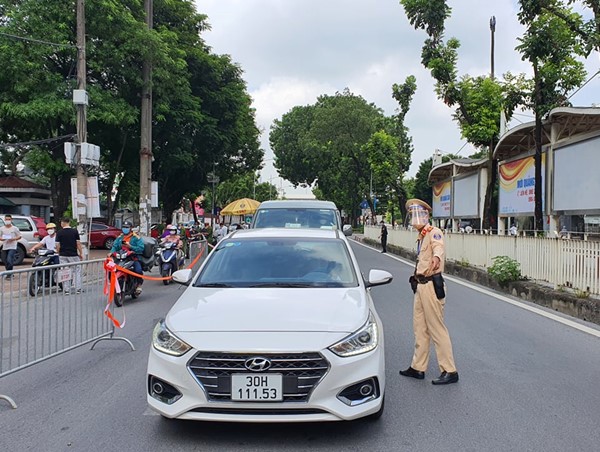 Hà Nội: Bị nhắc nhở, 3 người uống rượu lao vào đấm công an viên