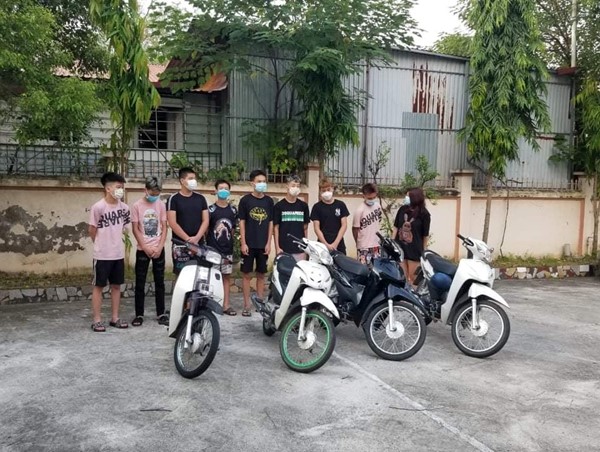 Hà Nội: Xử lý 9 thanh niên nam nữ phóng xe máy “thông chốt” Covid-19