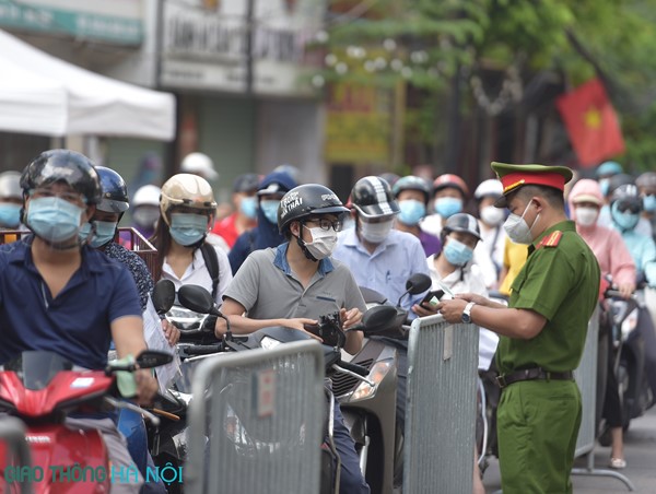 Huyện Thanh Trì: Siết chặt phòng chống dịch, yêu cầu người đi đường có thêm lịch làm việc