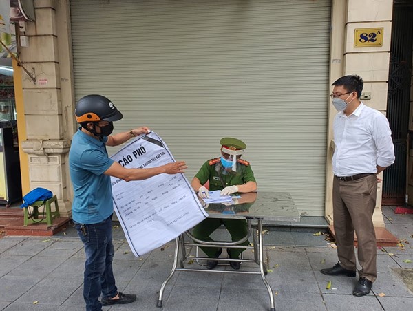 Hà Nội: Không giấy đi đường, mang cáo phó làm dịch vụ tang lễ người đàn ông đi xe máy vẫn bị xử phạt