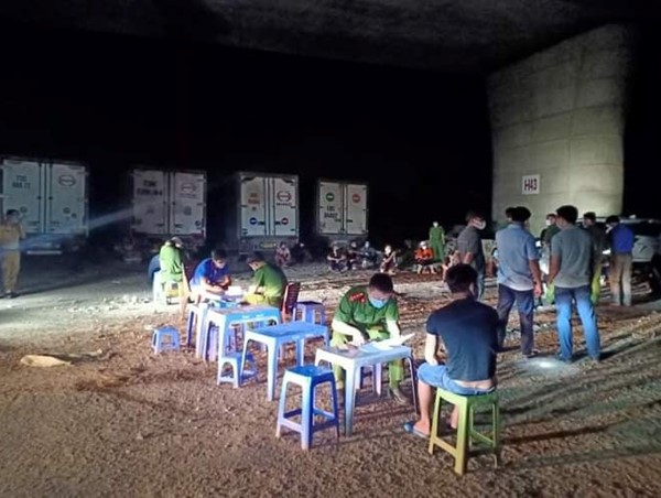 Hà Nội: Xử phạt hơn 60 triệu đồng nhóm người họp chợ dưới gầm cầu Thanh Trì