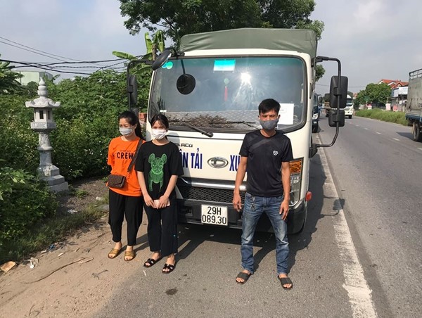 Hai cô gái thuê lái xe tải 3 triệu đồng để “thông chốt” Hà Nội về Vĩnh Phúc