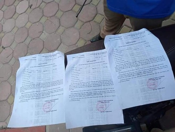 Hà Nội: Phát hiện nam thanh niên cùng lúc sử dụng 3 giấy đi đường