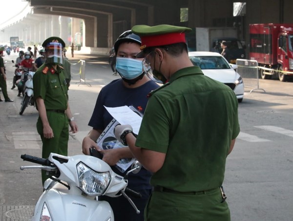 Hà Nội: Dựng 39 chốt kiểm soát chặt phương tiện đi lại giữa các vùng đỏ, vùng xanh