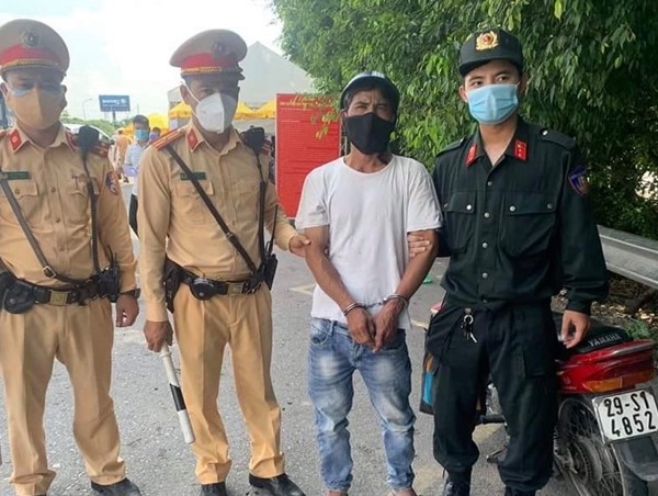 Hà Nội: Vào chốt khai báo y tế, người đàn ông tự nguyện giao nộp bọc ma tuý