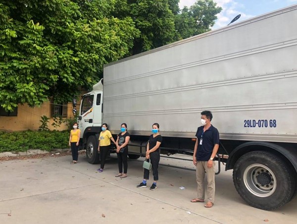 Hà Nội: Phát hiện 4 công nhân trốn trên thùng xe “luồng xanh” tại chốt kiểm dịch