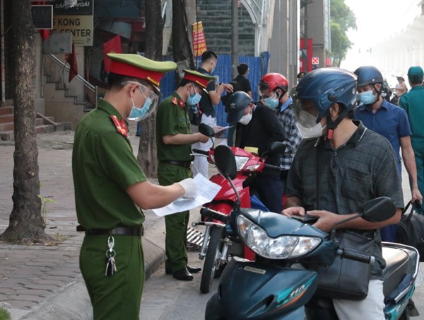 Công an Hà Nội thông báo chính thức về xét duyệt, cấp giấy đi đường