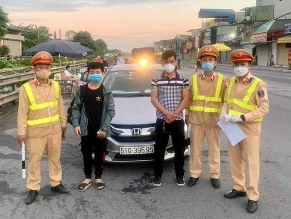 Hà Nội: Phát hiện lái xe giấu cháu bé sau cốp xe ô tô để qua chốt kiểm dịch Covid